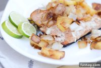 Vibrant Grilled Salmon with Tropical Pineapple Salsa