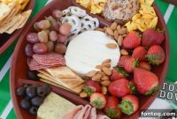 Touchdown Bites: Hosting the Ultimate Homegate with a Football Cheese Board