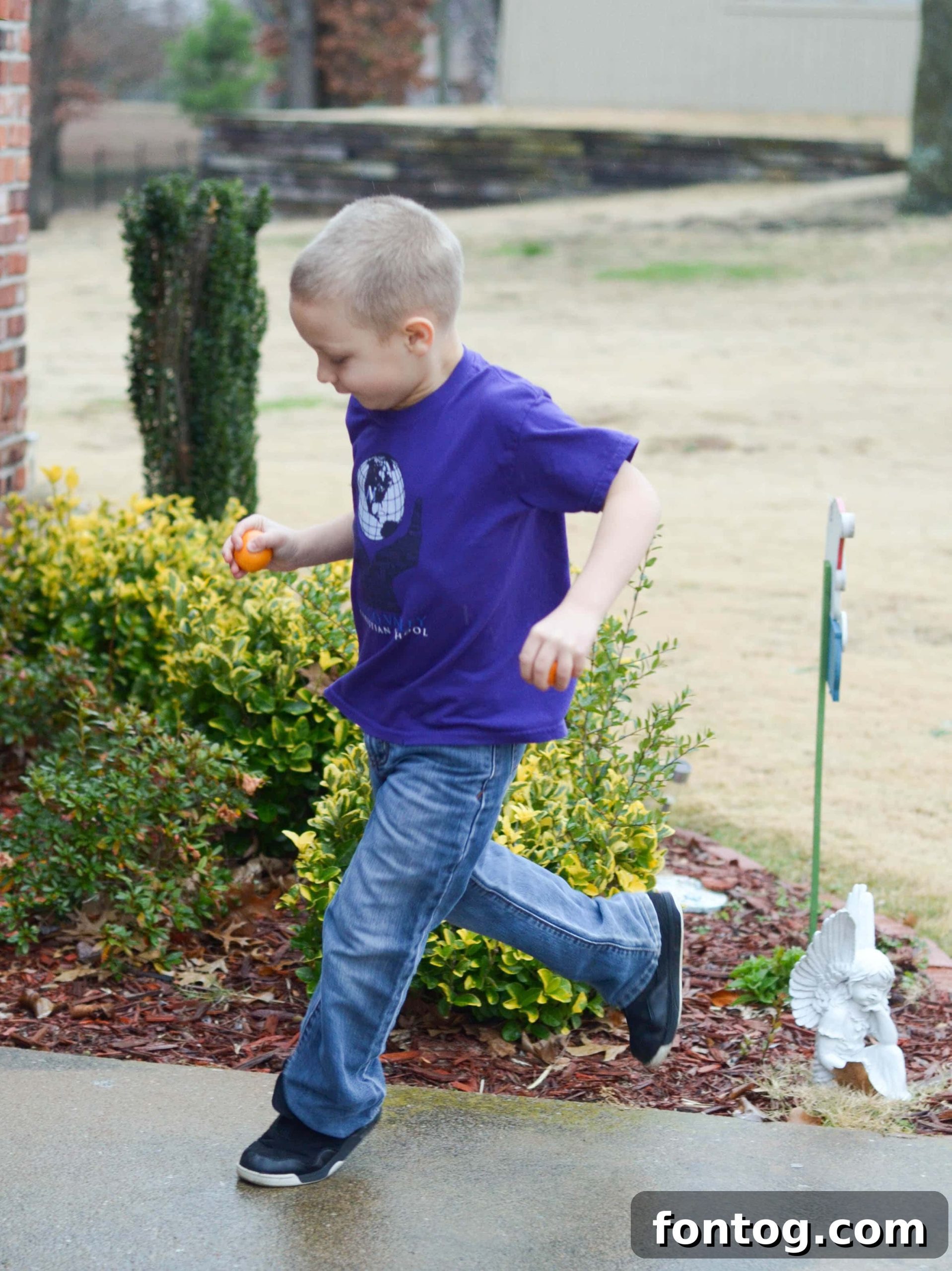Kids playing outside, enjoying Cuties mandarins for an energy boost