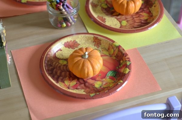 Five decorative signs illustrating the 5 tips for a kids' Thanksgiving table setup.
