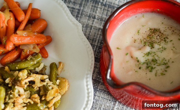 A serving of creamy gluten-free gravy in a bowl