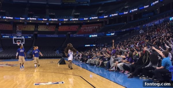 Students enthusiastically raising their hands to participate and answer questions during the interactive #FutureSmart session.
